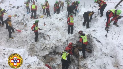 Des secouristes italiens recherchent des victimes sur le site de l'avalanche qui a enseveli un hôtel dans le centre de l'Italie, le 23 janvier 2017. (CNSAS / AFP)