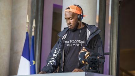 Le DJ français Kiddy Smile en plein mix. Il arbore un tee-shirt sur lequel est floqué&nbsp;"ils d'immigrés ,noir et pédé", en signe de protestation contre la loi asile et immigration.&nbsp; (CHRISTOPHE PETIT TESSON / AFP)