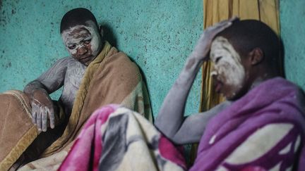 De jeunes initiés Xhosa lors de leur retraite, photographiés dans une hutte à Umtata en Afrique du Sud le 13 juillet 2017. (MUJAHID SAFODIEN / AFP)