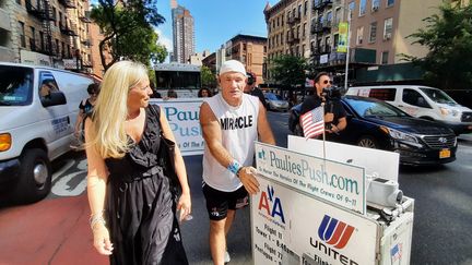 Paul Veneto, 62 ans, dit "Paulie", à Manhattan le 10&nbsp;septembre 2021, rend hommage aux personnels naviguants&nbsp;des avions détournés par les kamikazes&nbsp;lors des attaques terroristes du 11-Septembre&nbsp;2001. (BENJAMIN ILLY / FRANCEINFO)