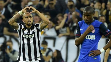 Arturo Vidal (gauche) vient de transformer le penalty qui offre la victoire &agrave; la Juventus, mardi 14 avril 2015 &agrave; Turin (Italie).&nbsp; (OLIVIER MORIN / AFP)