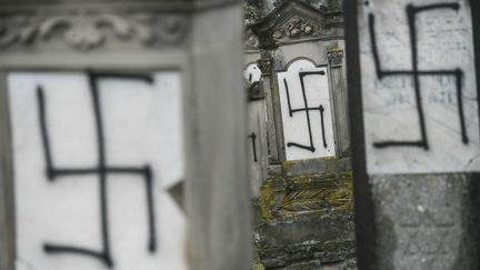Des croix gammées inscrites sur des tombes dans le cimetière juif de&nbsp;Herrlisheim (Bas-Rhin), le 17 décembre 2018. (SEBASTIEN BOZON / AFP)