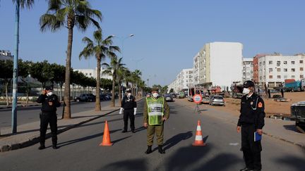 Contrôle de police dans la banlieue de Casablanca, le 25 mars 2020. Après un déconfinement très problématique face à l'accroissement des cas de Covid, les autoritées ont décidé de reconfiner Casablanca, capitale économique du Maroc. (YOUSSEF BOUDLAL / X02771)