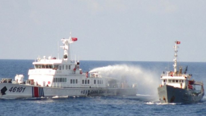 Un navire de garde-c&ocirc;tes chinois (G) utilise un canon &agrave; eau contre un bateau vietnamien, en mer de Chine m&eacute;ridionale, le 8 mai 2014, selon des images fournies par les garde-c&ocirc;tes du Vietnam. (EYEPRESS NEWS / AFP)