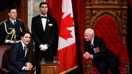 Le gouverneur général du Canada David Johnston (à droite), en compagnie du nouveau Premier ministre du pays Justin Trudeau (à gauche), vendredi 4 décembre au Sénat, à Ottawa. (CHRIS WATTIE / REUTERS)