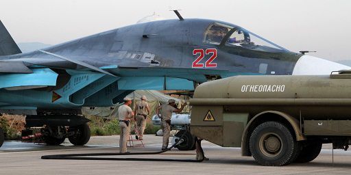 Des Sukhoï sont stationnés sur le tarmac d'une base aérienne à Lattaquié. (Ria novosti/AFP)