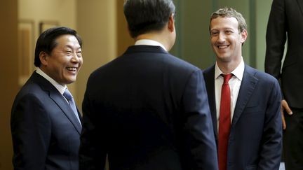 Lu Wei (à gauche) lors d'une rencontre entre le président chinois Xi Jinping (de dos) et Mark Zuckerberg, fondateur de Facebook, le 23 septembre 2015 à Washington. (TED S. WARREN / POOL / REUTERS)