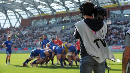 Pour les droits t&eacute;l&eacute; des saisons de Top 14 comprise en 2015 et 2019, la LNR va devoir relancer un appel d'offre. (JEAN-PIERRE CLATOT / AFP)