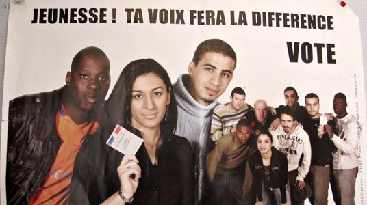 Une affiche appelant les jeunes &agrave; voter, message principal du collectif citoyen AC le Feu, bas&eacute; &agrave; Clichy-sous-Bois (Seine-Saint-Denis). (CHRISTOPHE RAUZY / FTVI)