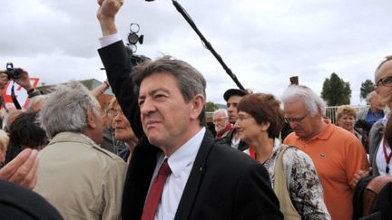 Jean-Luc Melenchon soutient la grève des employés des fonderies du Poitou, à Ingrandes, le 12 septembre 2011. (AFP - Alain Jocard)