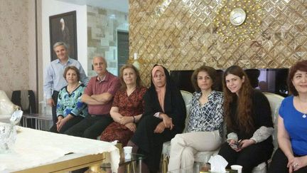 L'image de la rencontre entre Faezeh Hachémi Rafsandjani (en tchador), fille de l'ancien président iranien, et la dirigeante bahaïe, Fariba Kamalabad, publiée par le site Iran press Watch le 13 mai 2016. (Capture d&#039;écran du site Iran Press Watch / iranwire)