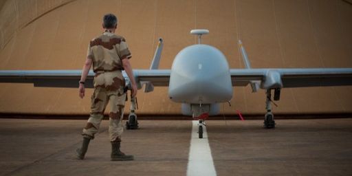 Drone Harfang de l'armée française au Niger en 2013, lors de l'opération Serval. (MARTIN BUREAU / AFP)