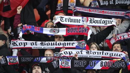 Des supporters ultras&nbsp;du PSG, dans la tribune Boulogne, au Parc des Princes, le 27 janvier 2007. (DOMINIQUE FAGET / AFP)