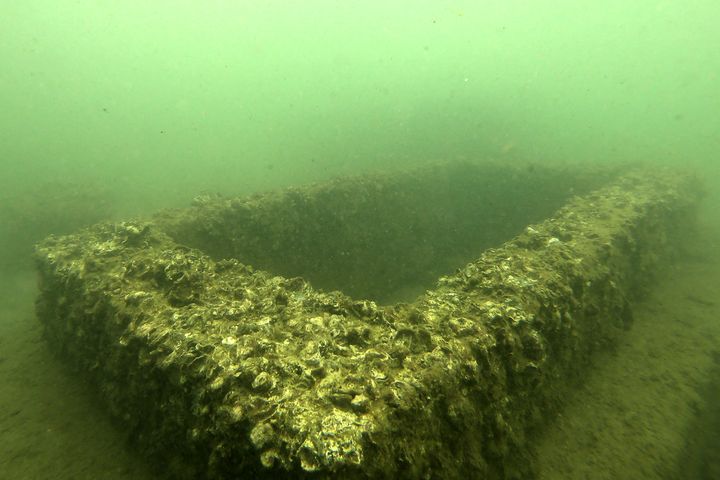 Une tombe du cimetière de Togoru, aux Fidji, est submergée sous la montée des eaux, le 13 décembre 2022. (SAEED KHAN / AFP)