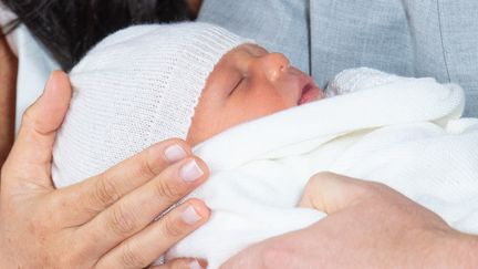 Le prince Harry et son épouse Meghan présentent leur "Royal baby" à Windsor, près de Londres, le 8 mai 2019. (DOMINIC LIPINSKI / POOL / AFP)