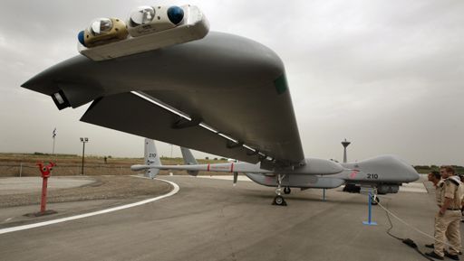 Le drone israélien Eitan exposé sur l'aéroport militaire de Tel Nof près de Tel Aviv le 21 février 2010 (Reuters - Gil Cohen Magen)