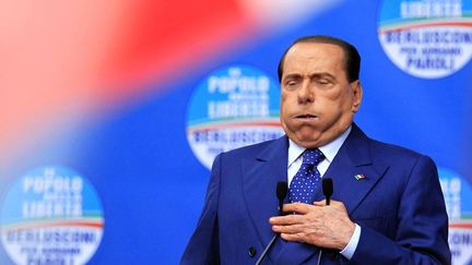 L'ancien pr&eacute;sident du Conseil, Silvio Berlusconi, tousse lors d'un discours &agrave;&nbsp;Brescia (Italie), le 11 mai 2013. (ALESSANDRO GAROFALO / REUTERS)