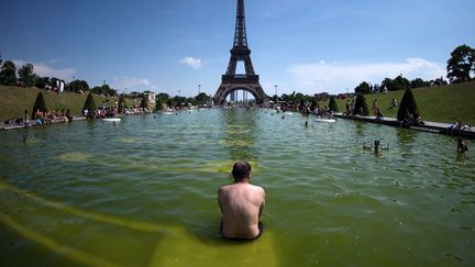 La fontaine du Trocad&eacute;ro, &agrave; Paris, est utilis&eacute;e pour se rafra&icirc;chir, le 22 juillet 2013. (MARTIN BUREAU / AFP)