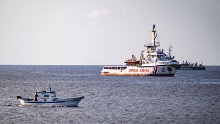 Le navire "Open Arms" au large de Lampedusa (Italie), le 17 août 2019. (ALESSANDRO SERRANO / AFP)