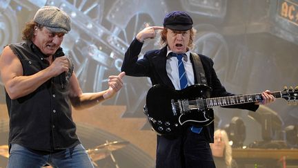 Le chanteur et le guitariste d'AC/DC, Brian Johnson et Angus Young, à Bercy (Paris) le 25 février 2009.
 (Olivier Laban-Mattei/ AFP)