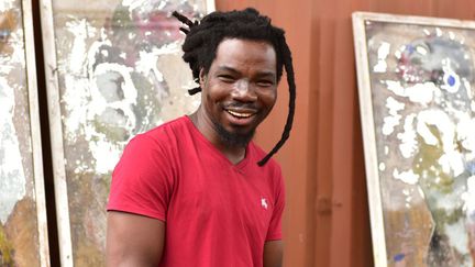 L'artiste togolais Sadikou Oukpedjo dans son atelier d'Abidjan (11 septembre 2017)
 (Issouf Sanogo / AFP)