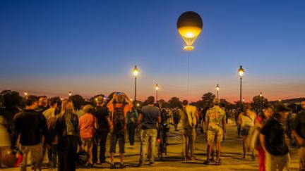 Des personnes contemplent la vasque olympique, le 4 août 2024 à Paris. (J-F ROLLINGER / ONLY FRANCE)