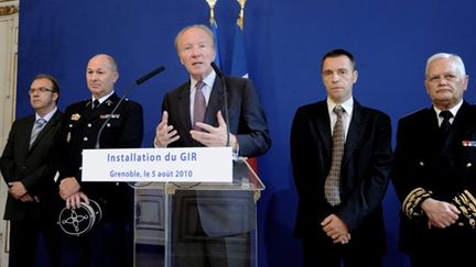 Brice Hortefeux lors de l'installation du Groupe d'intervention régional de l'Isère, le 5 août 2010. (AFP - Jean-Pierre Clatot)