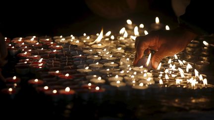 Des bougies allumées, le 16 novembre à Barcelone,&nbsp;en hommage aux victimes des attaques de Paris. (ALBERT GEA / REUTERS)