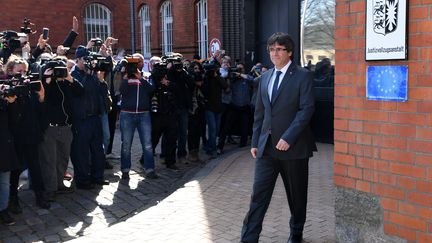 Carles Puigdemont quitte la prison de Neumünster (Alemagne), vendredi 6 avril 2018. (PATRIK STOLLARZ / AFP)