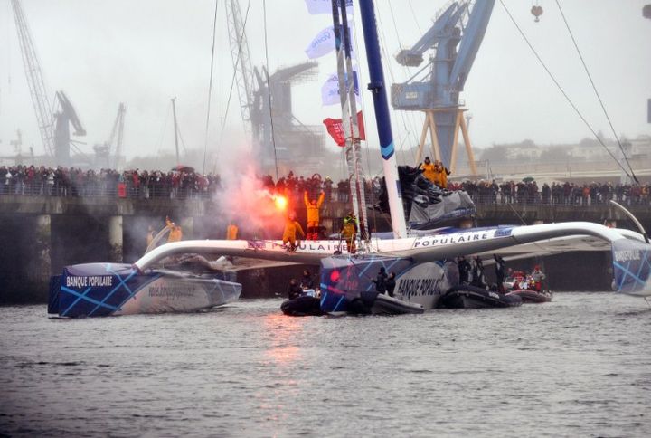 Lo&iuml;ck Peyron et ses co-&eacute;quipiers saluent la foule venue les acclamer &agrave; Brest (Finist&egrave;re), le 7 janvier 2012. (FRED TANNEAU / AFP)