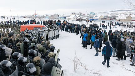 Des policiers antiémeutes dispersent des manifestants dans la ville de Baïmak, en Russie, le 17 janvier 2024, après la condamnation d'un militant local à quatre ans de prison. (ANYA MARCHENKOVA / AFP)