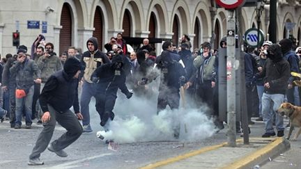 Affrontement entre manifestant et forces de l'ordre le 23 février à Athènes (AFP/ARIS MESSINIS)