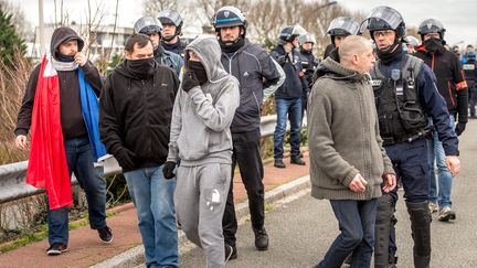 Des policiers dispersent une manifestation organisée par Pegida France, le 6 février 2016, à Calais (Pas-de-Calais). (PHILIPPE HUGUEN / AFP)