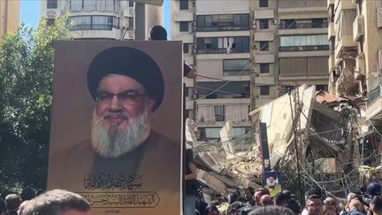 Beyrouth est désormais une ville dangereuse où l'armée israélienne traque les cadres du Hezbollah. Le mouvement pro iranien trouve ses soutiens au sein de la communauté chiite libanaise. Les journalistes de France TV ont pu se rendre dans le quartier chiite de Beyrouth pour un reportage très encadré. (France 2)