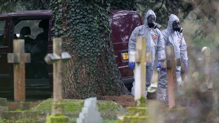 Des enquêteurs travaillent sur l'empoisonnement d'un ex-espion russe à&nbsp;Salisbury (Royaume-Uni), le 10 mars 2018. (DANIEL LEAL-OLIVAS / AFP)