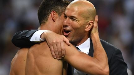 Zidane et Ronaldo se congratulent : le Real remporte sa onzième Ligue des Champions (GERARD JULIEN / AFP)