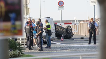 Des policiers patrouillent après l'attaque de&nbsp;Cambrils (Espagne), le 18 août 2017.&nbsp; (TJERK VAN DER MEULEN / DPA)