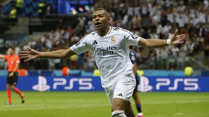 Kylian Mbappé après son but lors de sa première apparition officielle avec le Real Madrid, face à l'Atalanta Bergame en Supercoupe d'Europe, à Varsovie (Pologne), le 14 août 2024. (WOJTEK RADWANSKI / AFP)