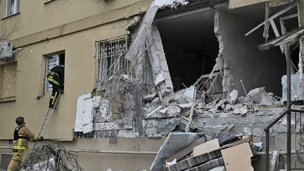 Un bâtiment résidentiel endommagé après un bombardement russe à Kherson, dans le sud de l'Ukraine, le 29 janvier 2023. (GENYA SAVILOV / AFP)