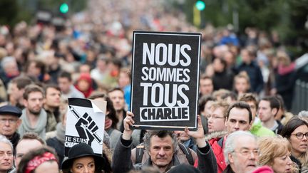 Plus de 700 000 personnes ont manifest&eacute; dans plusieurs villes de France,&nbsp;samedi 10 janvier 2015,&nbsp;en hommage aux 17 victimes des attaques terroristes qui ont endeuill&eacute; le pays. (DENIS CHARLET / AFP)