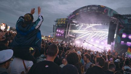 La foule se presse devant une scène de Solidays, en juin 2022, où se produisait le rappeur Damso. (BENOIT DURAND / HANS LUCAS)