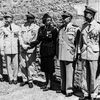 La chanteuse et danseuse Joséphine Baker entourée d'officiers de l'armée française durant la cérémonie où elle a reçu la Légion d'honneur et la Croix de guerre, le 19 août 1961, au château des Milandes (Dordogne). (AFP)