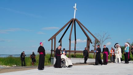 Le Pape François au lac Sainte-Anne, considéré comme sacré par les populations autochtones.&nbsp; (LINCOLN HO / ANADOLU AGENCY)