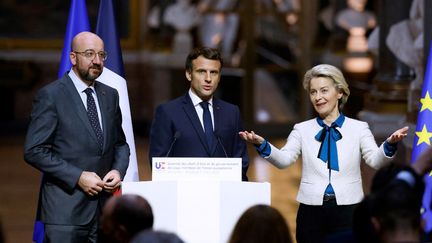 La présidente de la Commission européenne Ursula von der Leyen (droite), Emmanuel Macron (centre) et Charles Michel, le président du Conseil européen, lors de la conférence de presse de clôture du sommet de Versailles, le 11 mars 2022. (LUDOVIC MARIN / AFP)