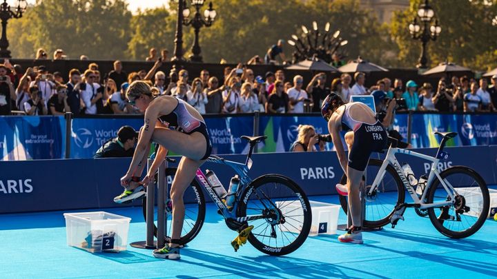 Les Françaises Cassandre Beaugrand et Emma Lombardi dans l'aire de transition sur le pont Alexandre-III, lors du test event du triathlon à Paris, le 17 août 2023. (GERMAIN HAZARD / ROYAL SPARK / DPPI /AFP)