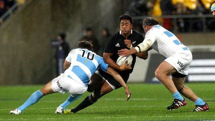 L'ailier All Black Savea pris par Hernandez et Roncero