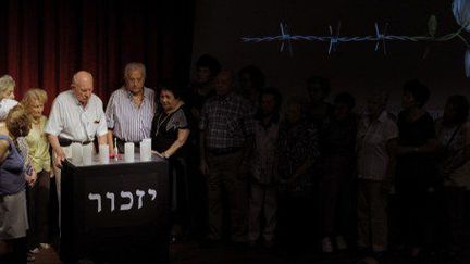 Le 27 janvier 2015 à Buenos Aires, des survivants de la Shoah ont commémoré le 70e anniversaire de la libération du camp d'extermination nazi d'Auschwitz-Birkenau. Après la mort inexpliquée du procureur Nisman, ils ont décidé de boycotter la traditionnelle manifestation organisée par le gouvernement argentin. (AFP PHOTO / ALEJANDRO PAGNI)