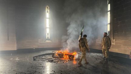 Des rebelles incendient le tombeau de l'ancien président Hafez al-Assad, en Syrie, le 11 décembre 2024. (AAREF WATAD / AFP)