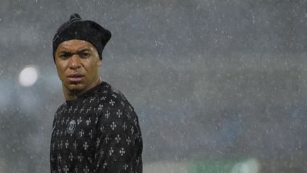 Kylian Mbappé à l'échauffement avant le match de Coupe de France face à Vannes, le 3 janvier 2022. (SEBASTIEN SALOM-GOMIS / AFP)