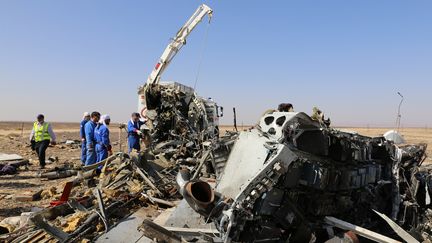 Le site du crash de l'Airbus A321&nbsp;de la compagnie russe Metrojet dans le Sinaï égyptien, le 2 novembre 2015.  (RUSSIA'S EMERGENCY MINISTRY / AFP)